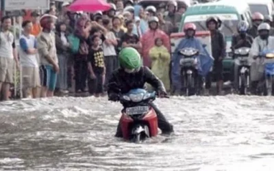 Tips Mengendarai Motor Ketika Hujan atau Banjir dengan Aman