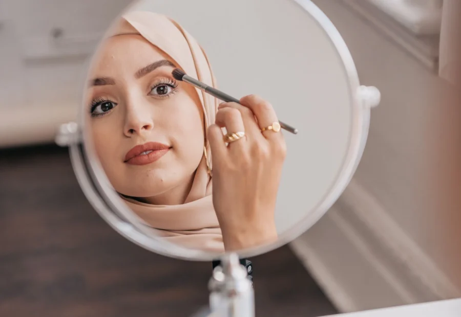 Inspirasi ide makeup look hijab natural dan elegan