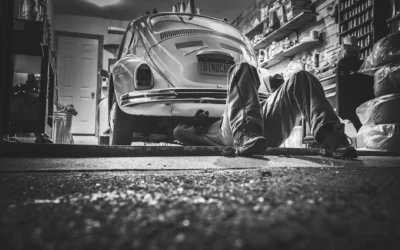 Mekanik profesional sedang memeriksa mesin kendaraan sesuai tips memilih bengkel mobil terpercaya
