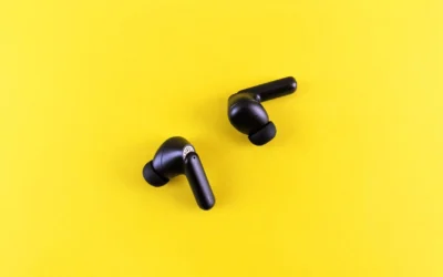 Ilustrasi earphone tanpa kabel dengan casing pengisi daya untuk mendengarkan musik