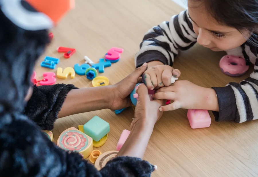 Anak-anak menikmati ide kegiatan libur sekolah seru dan edukatif di rumah