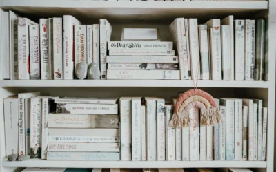 Ide penataan rak buku di rumah yang rapi dan estetik pada interior ruangan